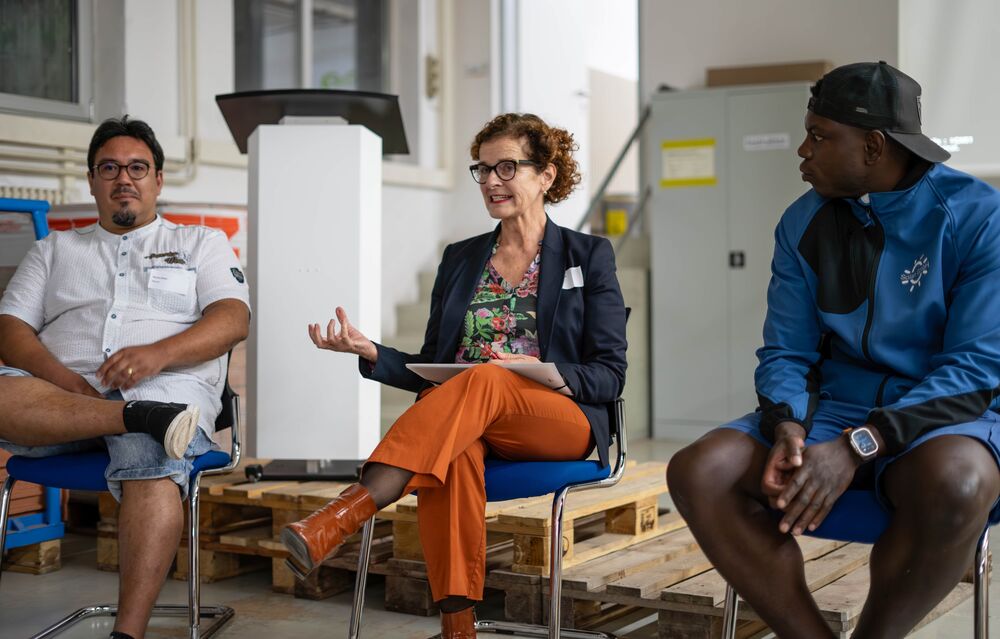 Gespräch zwischen Rekbekka Masson und Michel Briker (links) und Demba Mballo Baldeh. (Foto: Michael Küng)